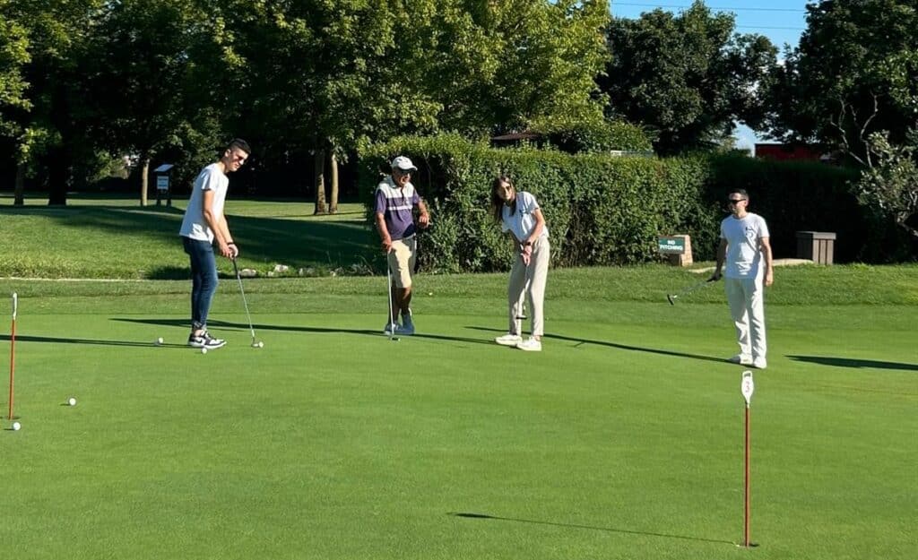 Team di Helexia Italia al Golf Club Le Rovedine durante attività di team building